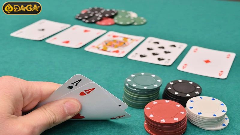 Để chơi Poker, cần bao gồm những thành phần nào?